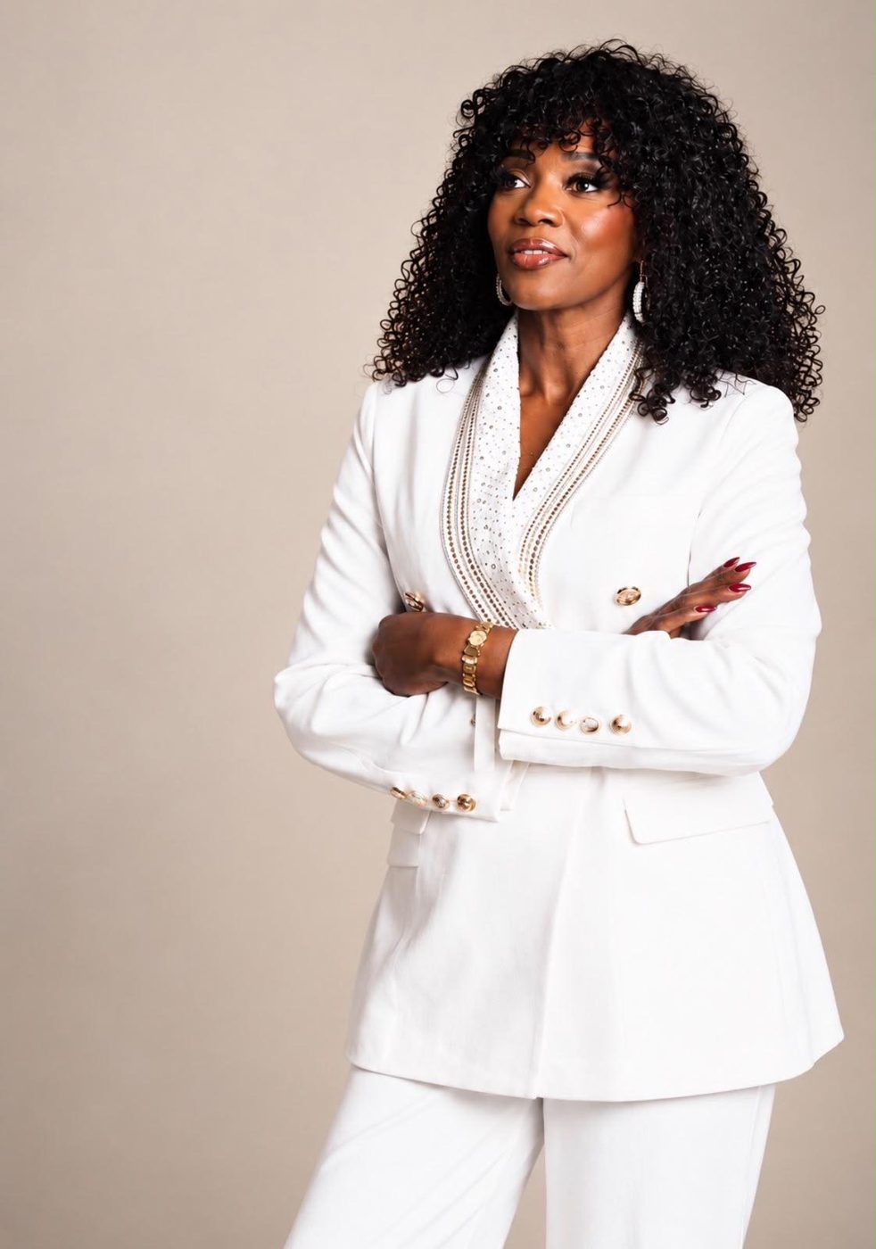 Feza Mushobekwa, bras croisés, le regard au loin